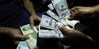 پرش 1400 تومانی دلار | قیمت دلار وارد کانال 112 هزار تومان شد | بازتاب انتظارات تورمی در بازار