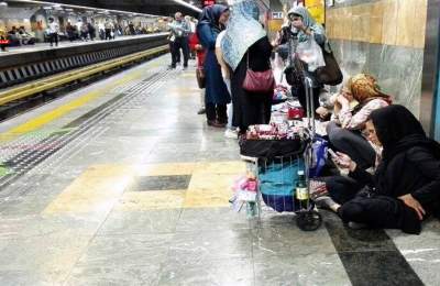 فروپاشی اقتصادی خانوارها و پررنگ شدن «استراتژی بقا» | وقتی غذایی سر سفره نیست، خطوط قرمز کنار میرود فروپاشی اقتصادی خانوارها و پررنگ شدن «استراتژی بقا» | وقتی غذایی سر سفره نیست، خطوط قرمز کنار میرود