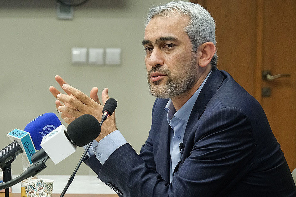 وزیر اقتصاد: سرمایه های مردم و بنگاه های اقتصادی در صندوق های ارزی صیانت می شود وزیر اقتصاد: سرمایه های مردم و بنگاه های اقتصادی در صندوق های ارزی صیانت می شود