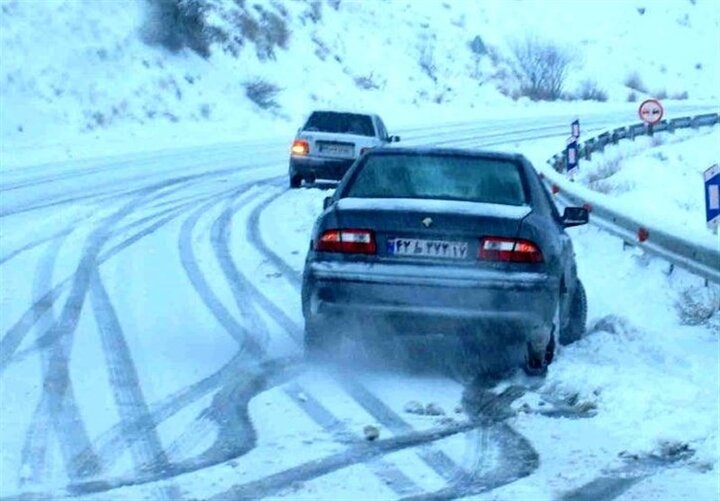 برف و باران در جاده‌های ۱۳ استان؛ انسداد ۲۲ محور مواصلاتی