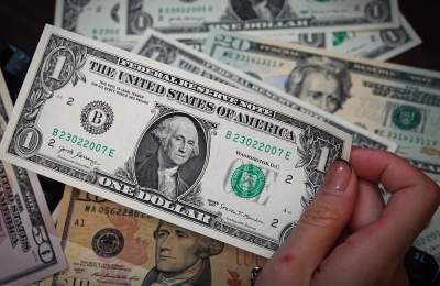 پرواز قیمت دلار | نرخ دلار آزاد به 152 هزار تومان رسید | رکورد جدید در بازار ارز در پی تنشهای سیاسی و تداوم محدودیت اینترنت پرواز قیمت دلار | نرخ دلار آزاد به 152 هزار تومان رسید | رکورد جدید در بازار ارز در پی تنشهای سیاسی و تداوم محدودیت اینترنت