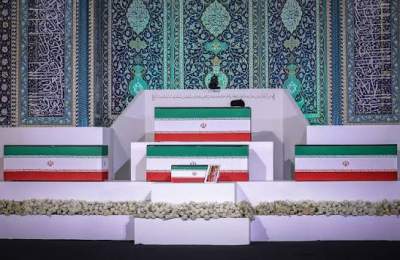 اقامه نماز بر پیکر مطهر مجاهد شهید امام خامنه‌ای و خانواده ایشان